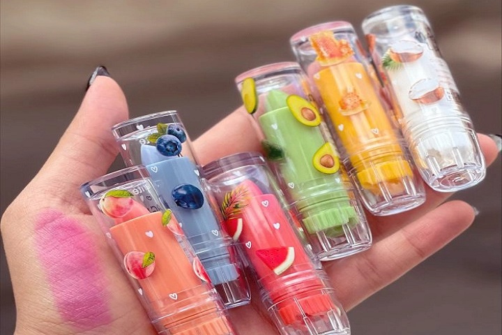 چرا بالم لب بهترین درمان ترک لبهاست؟ + معرفی برندهای محبوب